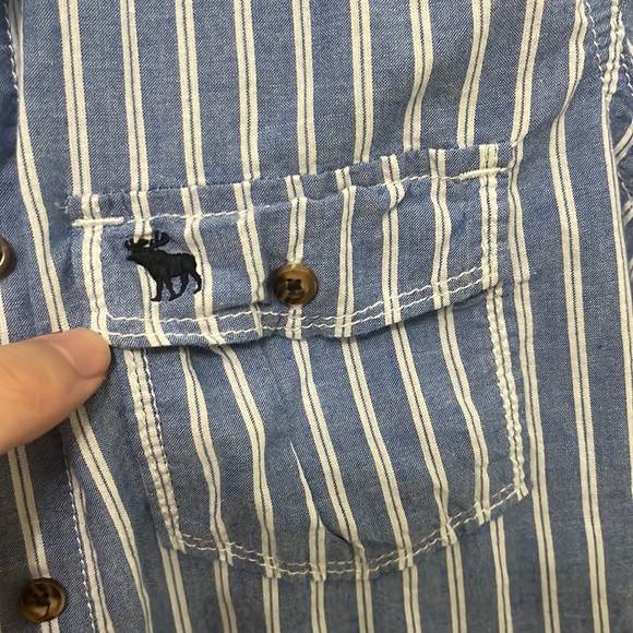 Abercrombie Kids Blue and White Striped Button Up Longsleeve Size XL - Picture 3 of 4